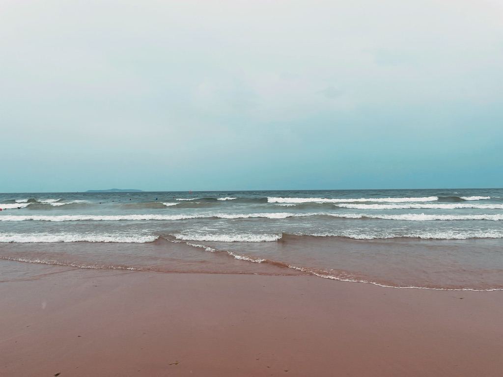 重叠的浪与沙滩